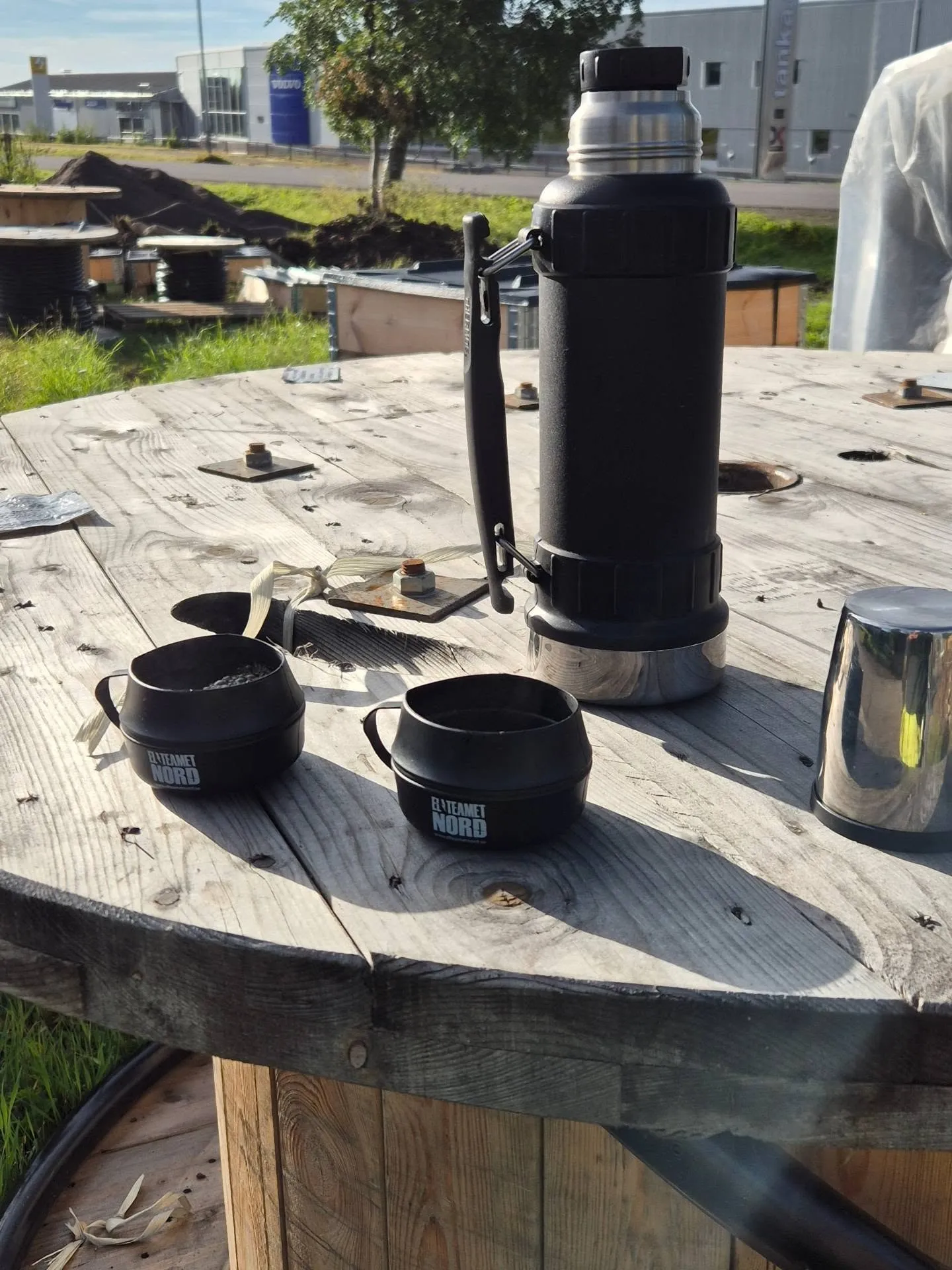 Fikapaus på en kabeltrumma ute i fält