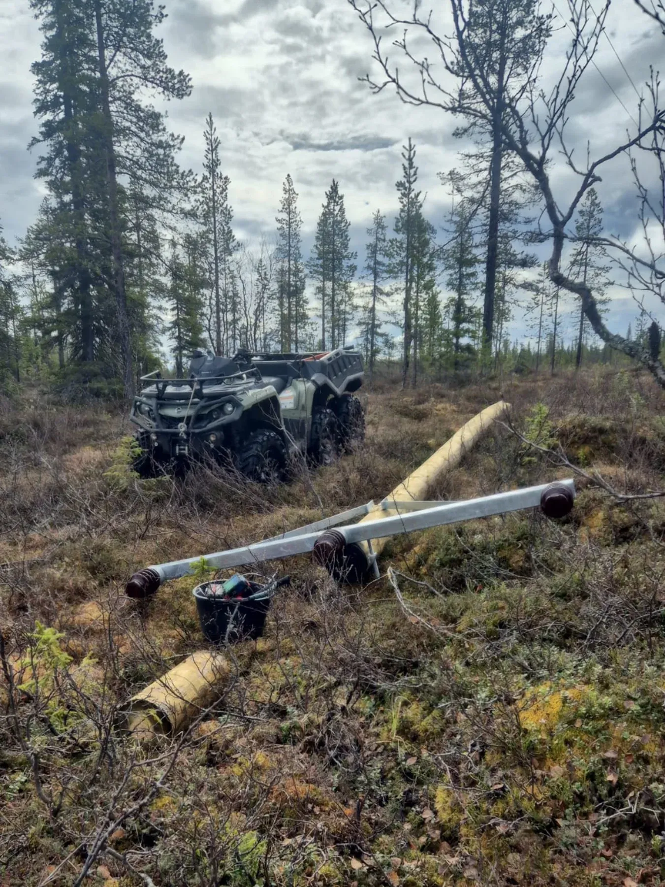 Arbete med kabel och stolpe ute i terrängen i Norrbotten