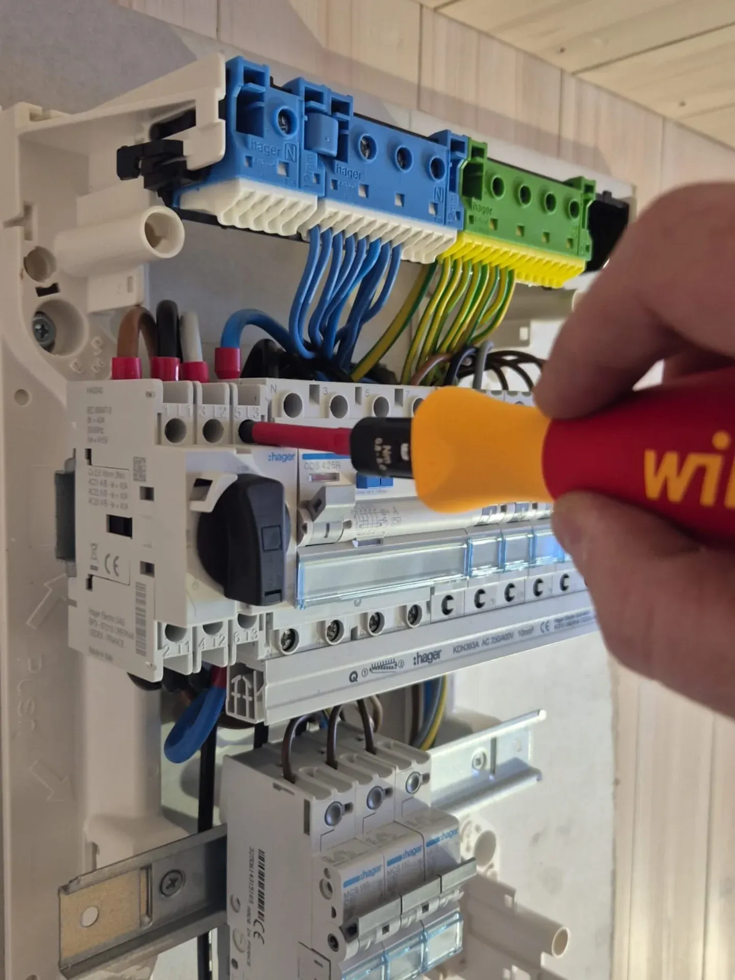 Elektriker kopplar in en el-central